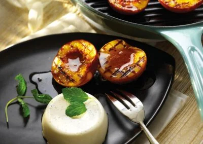 Grilled Peaches with Vanilla Cream