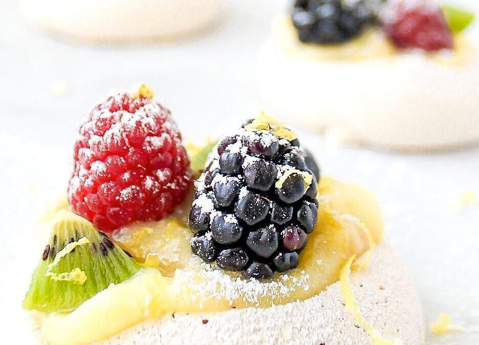 Mini Meringue Pavlovas with Lemon Curd and Marscapone Cream